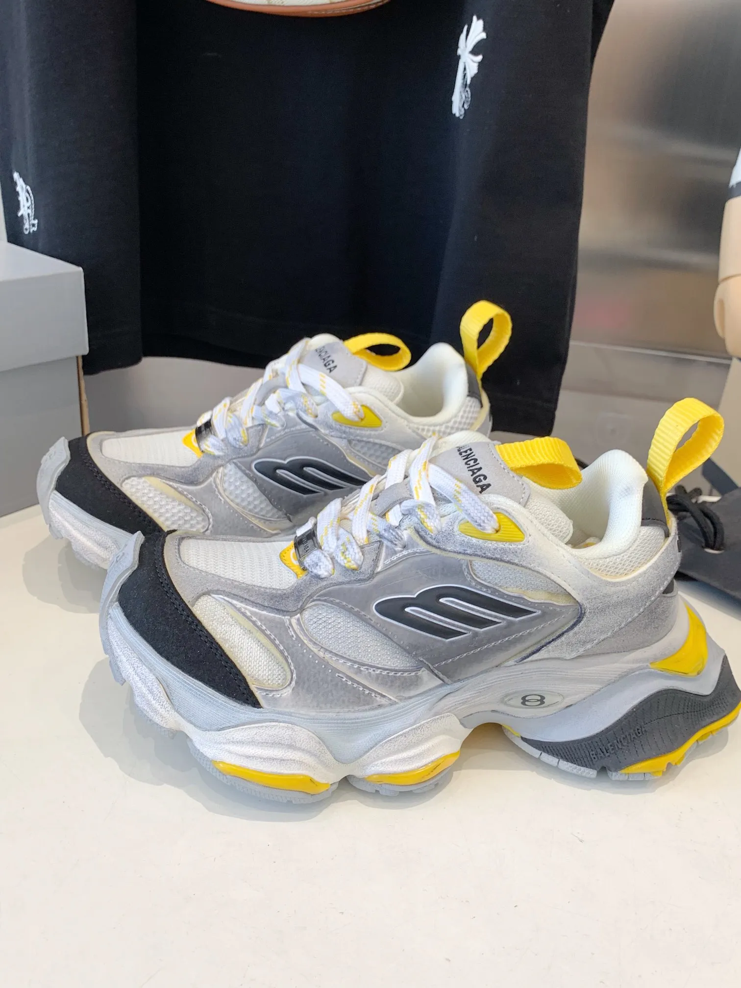 👟👟Ex-factory price 820👟👟 Paris 5XL correct version Balenciaga CARGO 23ss catwalk style 🔺 ℹ️The distressing process is done by hand. The degree of distress, scratch size and range of each shoe has a certain difference, which is normal. The upper is filled with high-density imported sponge, and the tongue is embroidered with Balenciaga words, as well as small engraving details. This plaque is developed by a separate mold, and there is 3M reflective material on the side. The three-dimensional logo and size mark on the heel, accessories dust bag and included shoelaces are upgraded and thickened shoe boxes. They are all made of original files and original lasts. CNC developed 1:1 proportion weight. Original EVA environmentally friendly deodorizing ring type insole. Newly developed 7-layer private mold. Combined anti-slip outsole. Information ℹ️ A large version design that has become more popular in recent years. This cargo is fatter than 3xl. It has a very good wrapping feel and is also very retro and fashionable. The sole is definitely very wear-resistant. Size: 35 -46
